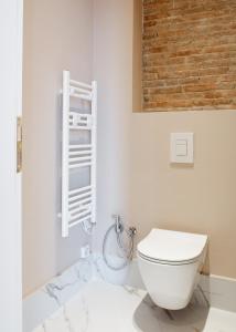 bagno con servizi igienici bianchi in camera di La Divina ad Atene