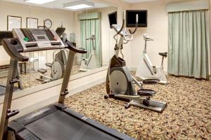 Fitness centrum a/nebo fitness zařízení v ubytování Ramada by Wyndham West Memphis