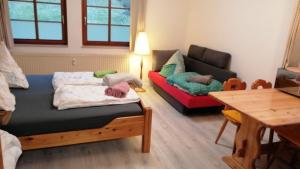 sala de estar con cama y sofá en Frisch renovierte, familienfreundliche 1-Zi FeWo am Bach und zwischen zwei Seen, 