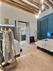 ein großes Schlafzimmer mit einem Bett und einem Spiegel in der Unterkunft Suite bien être - jacuzzi et sauna / love room in Arpajon