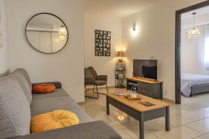 uma sala de estar com um sofá e uma televisão em Casa Santa Maria em Lucciana