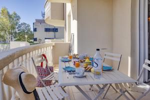 einen weißen Tisch mit Speisen und Getränken auf dem Balkon in der Unterkunft Casa Santa Maria in Lucciana