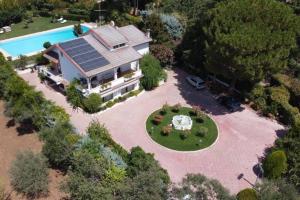 an aerial view of a house with solar panels on the roof at Appartamento con piscina per 4 persone in San Cataldo
