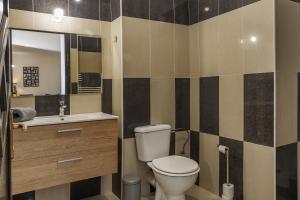La salle de bains est pourvue de toilettes et d'un lavabo. dans l'établissement Casa Santa Maria, à Lucciana