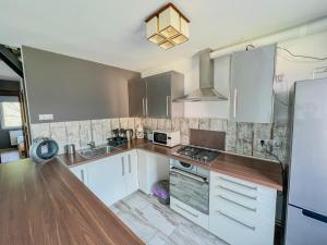 Kuchyňa alebo kuchynka v ubytovaní MIHI APARTMAN