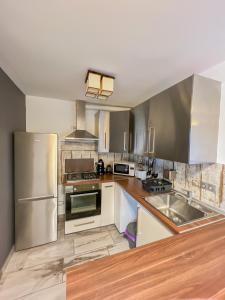 Kuchyňa alebo kuchynka v ubytovaní MIHI APARTMAN
