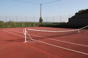 una red de tenis en una pista de tenis en Le Buisson, en Montlouis-sur-Loire