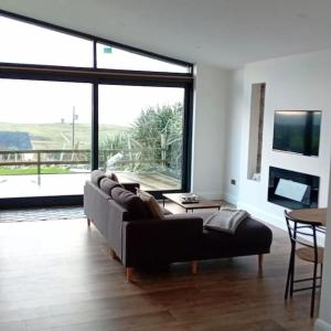 TV a/nebo společenská místnost v ubytování Silver Strand Lodge