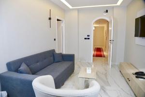 Golden House في القاهرة: غرفة معيشة مع أريكة زرقاء وطاولة