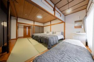 Un dormitorio con dos camas en una habitación. en LINKAGE STAY HAKONE SENGOKUHARA, en Hakone 69 fotos más
