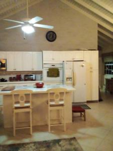 Una cocina o kitchenette en Cielos Barbados Blue Sky Apartments