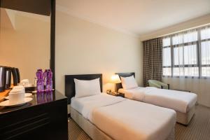 Una cama o camas en una habitación de Swiss-Belinn Doha