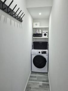a laundry room with a washer and dryer at Gîte moderne, tout confort avec extérieur in Givenchy-en-Gohelle