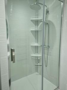 a bathroom with a shower with a glass door at Gîte moderne, tout confort avec extérieur in Givenchy-en-Gohelle