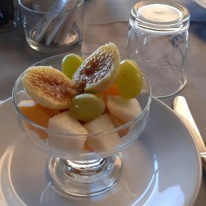a bowl of fruit on a plate on a table at B&B Le Ginestre in Foria