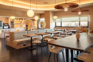 埃希哈B&B HOTEL Écija的有桌椅和酒吧的餐厅
