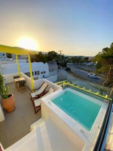 - une piscine sur le balcon d'une maison dans l'établissement New Earth, à Kamari