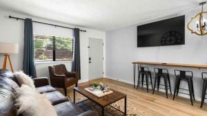 een woonkamer met een bank en een bar bij Fantastic Renovated Condo Pool Downtown Fireplace in Gatlinburg