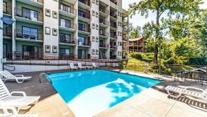 een zwembad voor een appartementencomplex bij Fantastic Renovated Condo Pool Downtown Fireplace in Gatlinburg