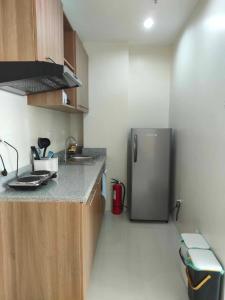 eine Küche mit einem Kühlschrank aus Edelstahl in einem Zimmer in der Unterkunft 1-BR Condo unit in Mandaue City for Rent - The Midpoint Residences in Mandaue City