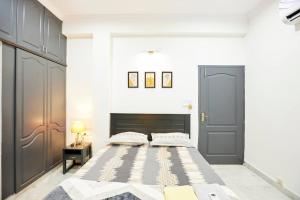 Ένα ή περισσότερα κρεβάτια σε δωμάτιο στο Luxury Room @ Banjarahills Near Care hospitals