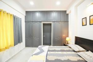 Un dormitorio con armarios grises y una cama. en Luxury Room @ Banjarahills Near Care hospitals, en Hyderabad