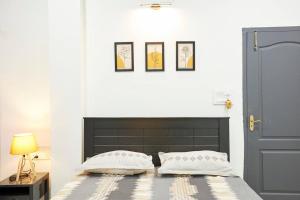 Ένα ή περισσότερα κρεβάτια σε δωμάτιο στο Luxury Room @ Banjarahills Near Care hospitals