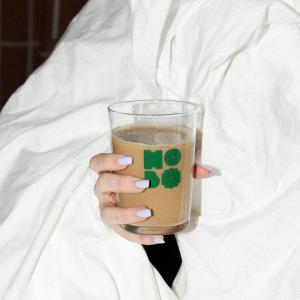 una persona está sosteniendo una copa de café en Hobo Helsinki, en Helsinki