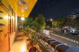balkon z doniczkami na boku budynku w obiekcie The Lime Stays Greater Kailash Metro nearby Saket Select City w Nowym Delhi