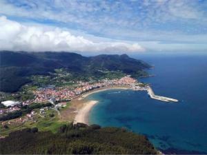 カリーニョにあるApartamento en Cariñoの海上の小島の空中風景