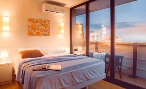 En eller flere senge i et værelse på PANORAMA Orbi Beach Resort Center Suite