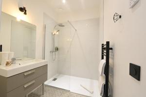 Koupelna v ubytování Manoir de l'évêché et Spa + 27 fotografií