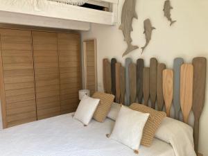 1 dormitorio con 1 cama con cabecero de madera en Luxury home Le Sirene, en Anzio