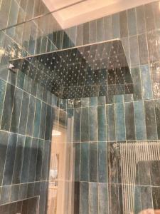 Luxury home Le Sirene في أنزيو: حمام به أرضية بلاط تالفة في الحمام