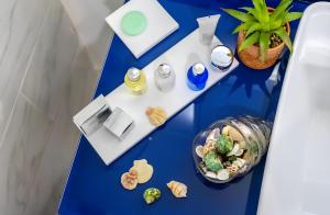 une table bleue avec de la nourriture et un bol de nourriture dans l'établissement PANORAMA Orbi Beach Resort Center Suite, à Batoumi