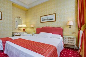 una camera d'albergo con letto e specchio di Hotel Antiche Figure a Venezia