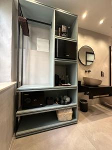 a bathroom with a shelf with a sink and a mirror at Felipe x Casa Norte in Birgu