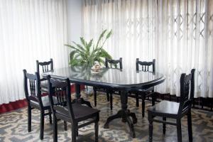 una mesa de comedor y sillas con una planta en Hostal Santa Rosa, en Caraz