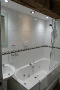 Ένα μπάνιο στο Rainford Gardens by UStay Aparthotels +85 φωτογραφίες