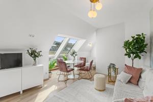 - un salon avec un canapé et une table dans l'établissement Designer Apartments Asaria, à Vienne