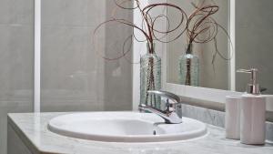 カニコにあるAzenha Apartment by LovelyStayのバスルーム(花瓶2本、鏡付) +15枚の写真