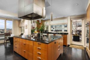 una cucina con un'ampia isola e un piano di lavoro di Crane Penthouse a Portland