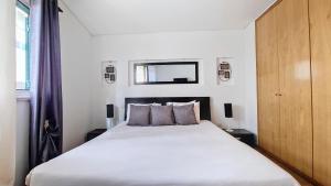 カニコにあるAzenha Apartment by LovelyStayの大きな白いベッドと窓のある寝室