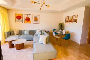 - un salon avec un canapé et une table dans l'établissement Iris Taghazout - Piscine - Luxe - 4Px, à Taghazout