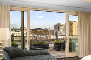 un soggiorno con divano e una grande finestra di Crane Penthouse a Portland