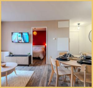 - un salon avec une table à manger et une chambre dans l'établissement Chez Clemence T3 Ville La Grand, à Ville-la-Grand
