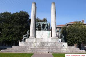 una estatua sobre un monumento en un parque en Your Loft - Treviso, en Treviso