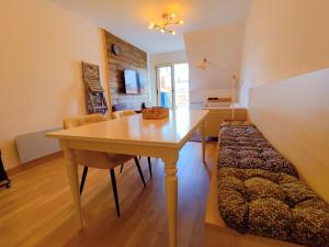 a dining room with a table and a couch at Vivienda Novo Betanzos in Betanzos