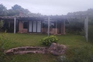 een huis in de mist met een grasveld bij Casas de barro Altamira del Eden. in El Eden