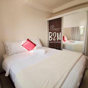 2 Betten in einem Zimmer mit Schild an der Wand in der Unterkunft Verão, Beto Carrero, Piscina, mar in Penha